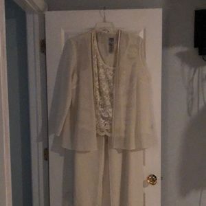 Ivory/cream beautiful 3 piece pant suit!